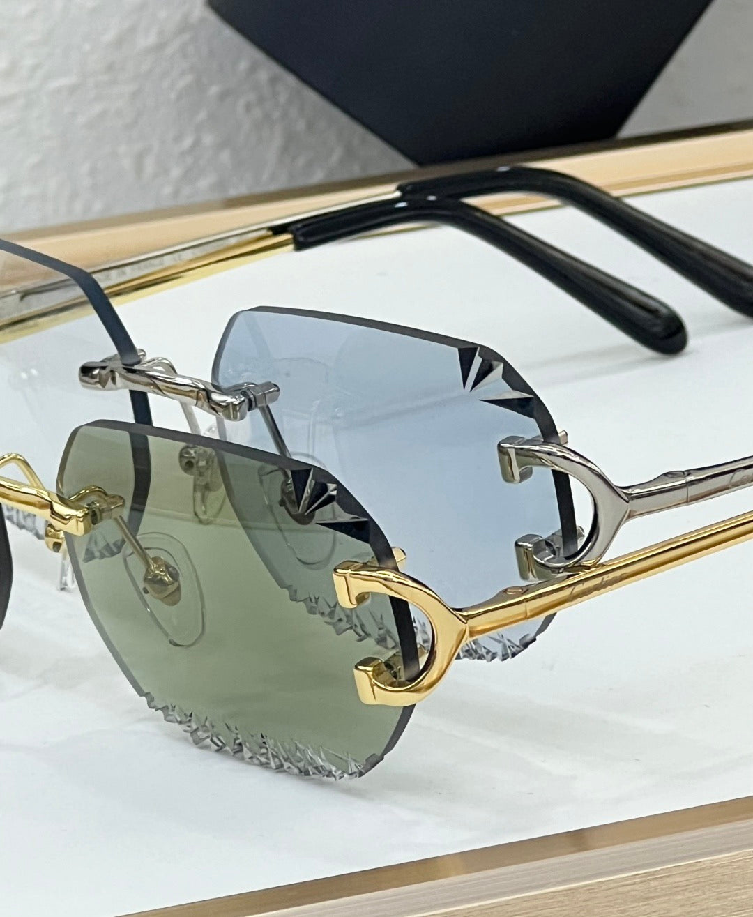 New series of cut lens sunglasses can change color under ultraviolet light