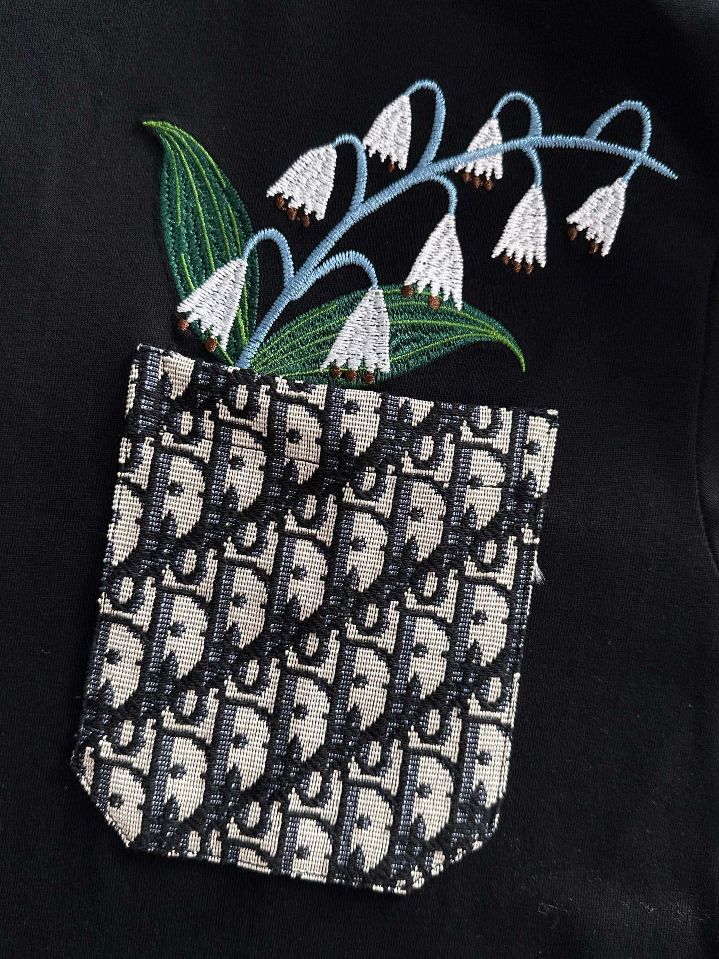 Embroidery with pockets t-shirt