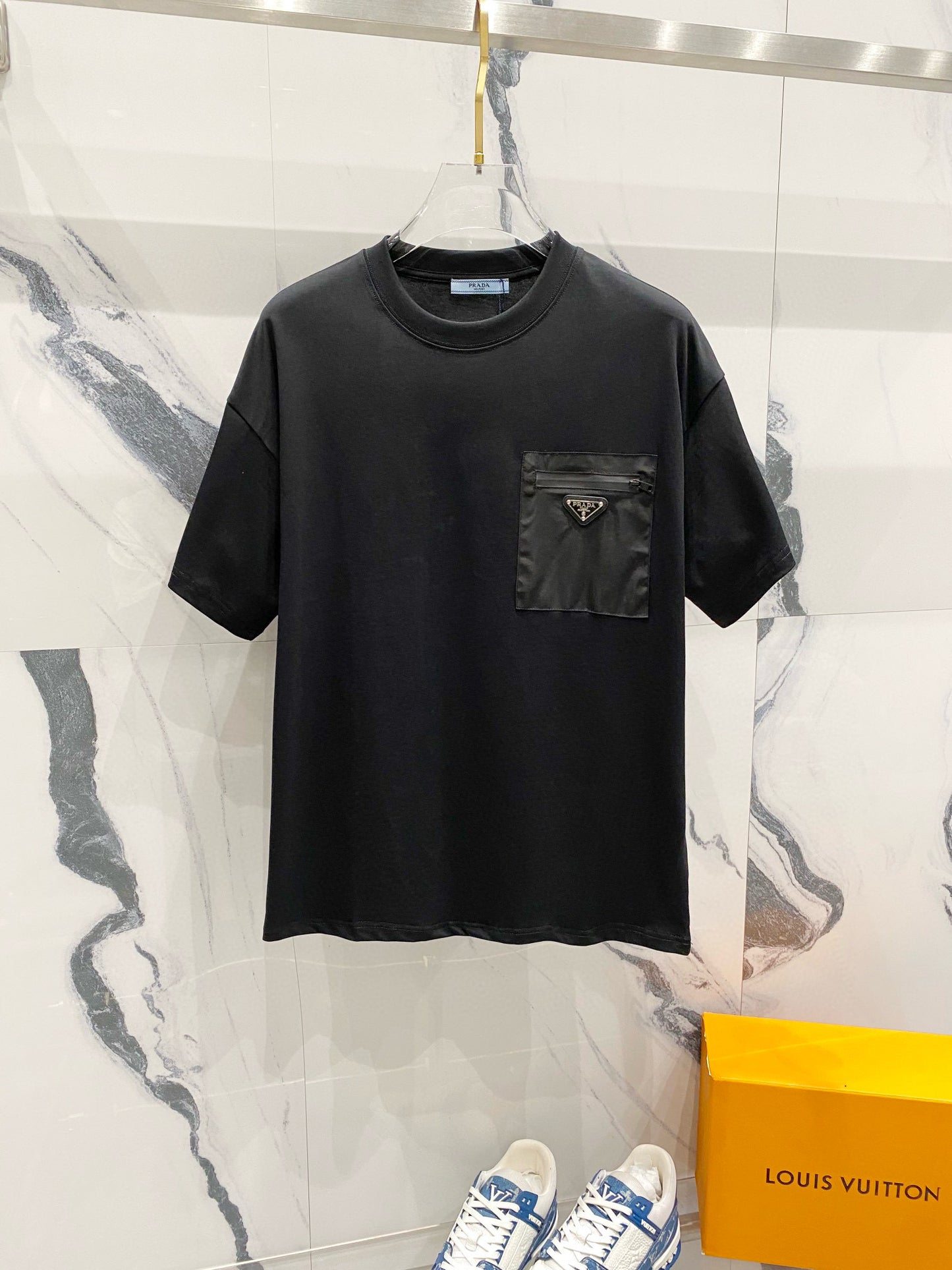 Metal logo carry pocket t-shirt