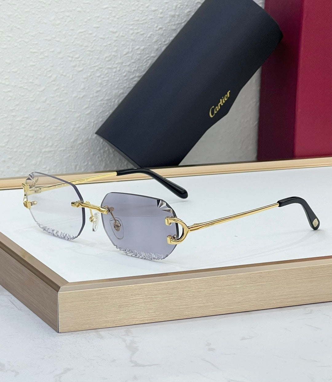 New series of cut lens sunglasses can change color under ultraviolet light