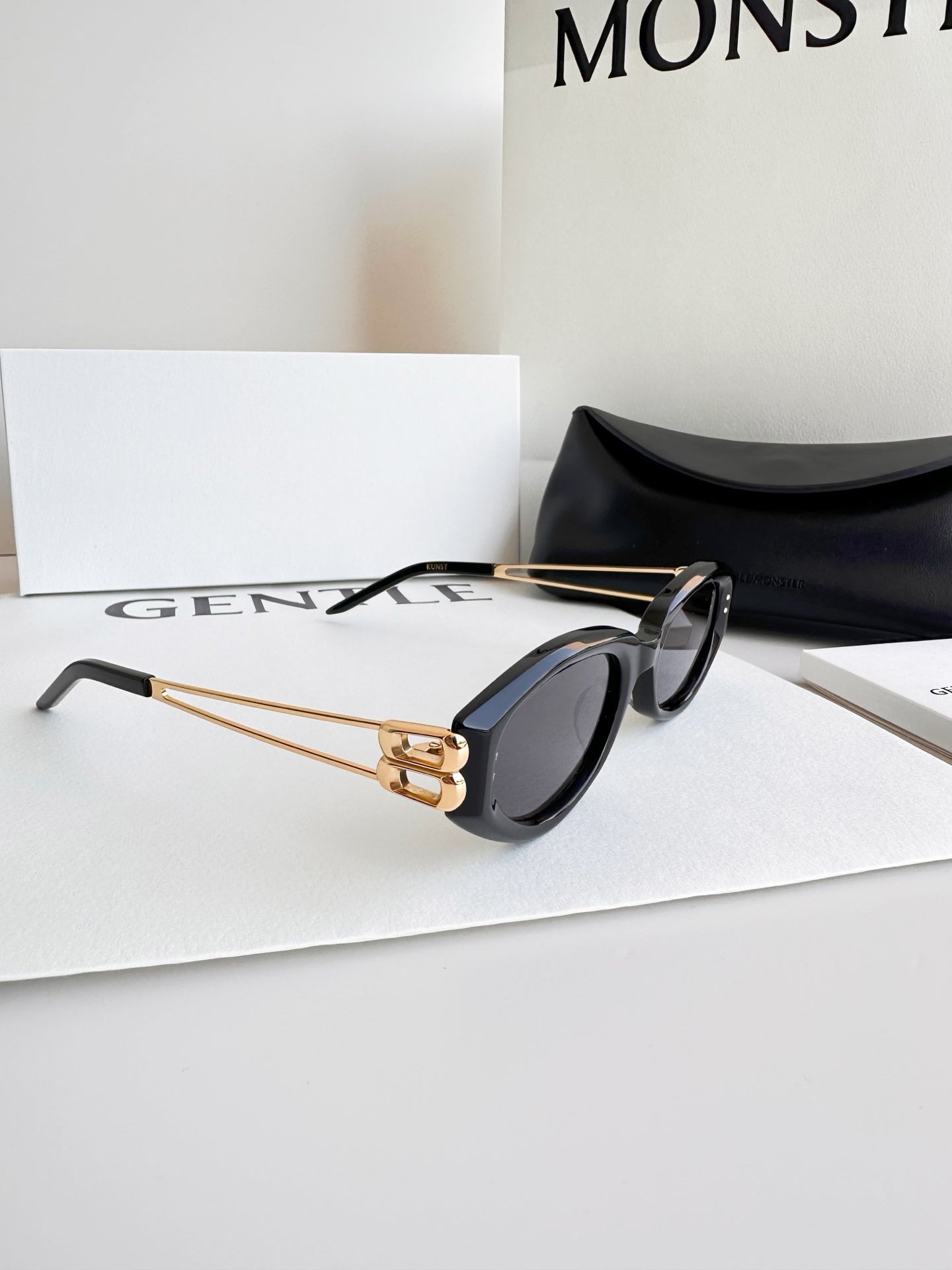 Cat-eye sunglasses with high-definition nylon lenses and metal temples