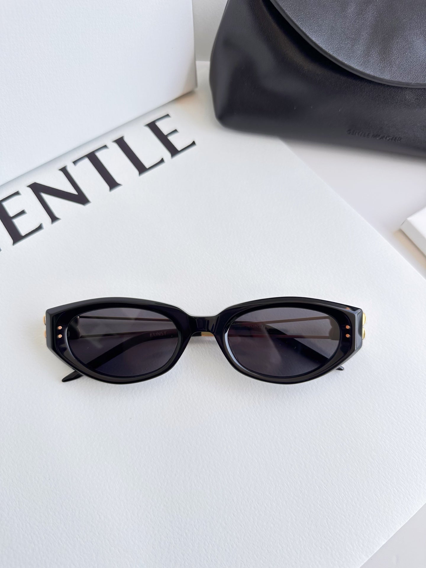 Cat-eye sunglasses with high-definition nylon lenses and metal temples