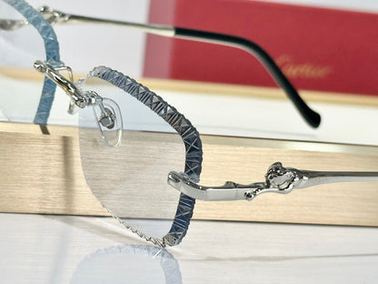 Diamond-cut glasses that change color when exposed to ultraviolet light