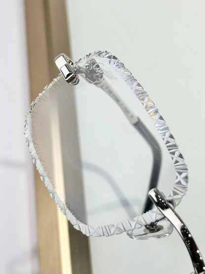 Diamond-cut glasses that change color when exposed to ultraviolet light