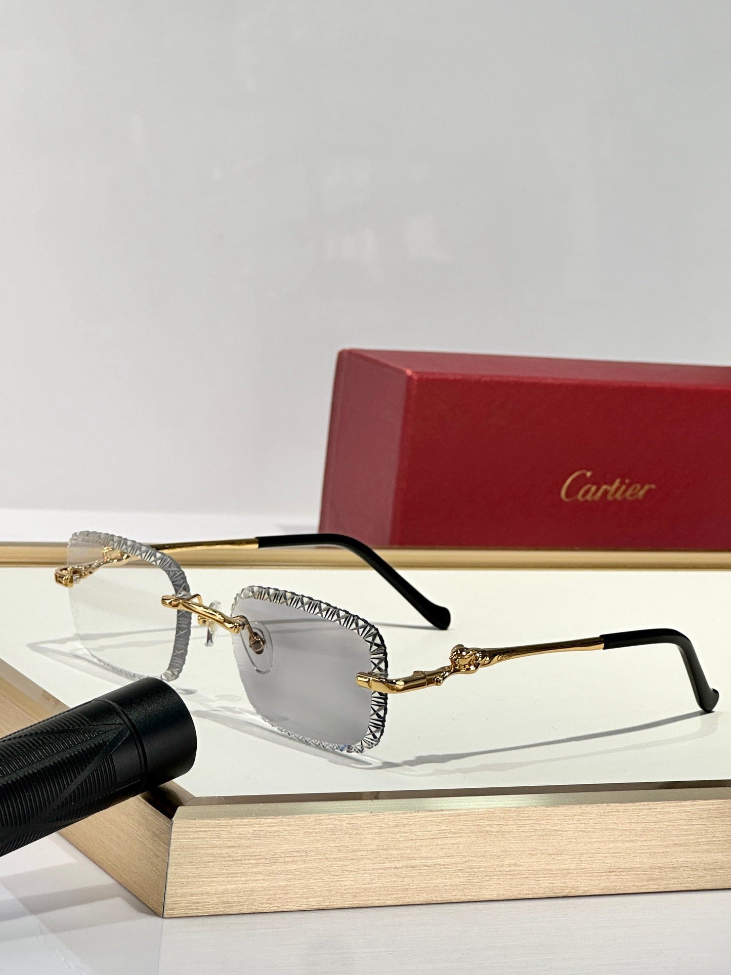 Diamond-cut glasses that change color when exposed to ultraviolet light