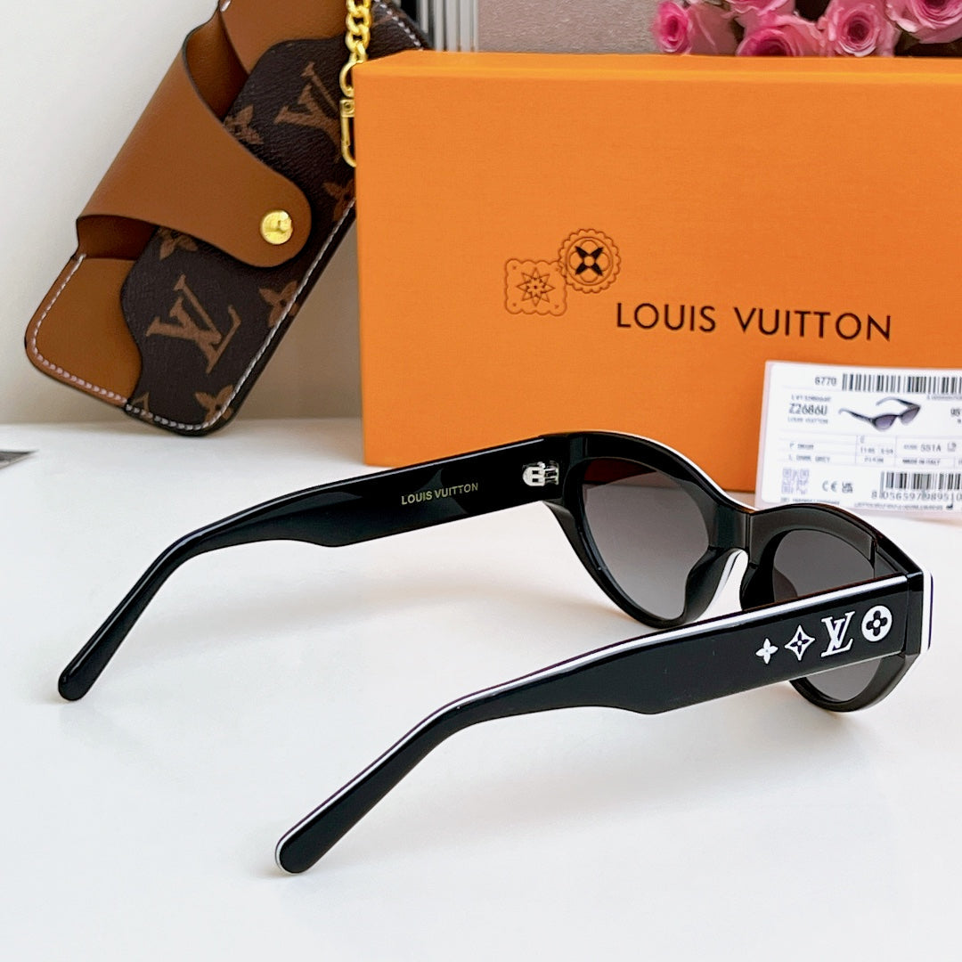 A classic shape with a striking contrast of colors, highlighting the ingenuity of the design